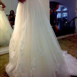 NEVER WORN WEDDING DRESS